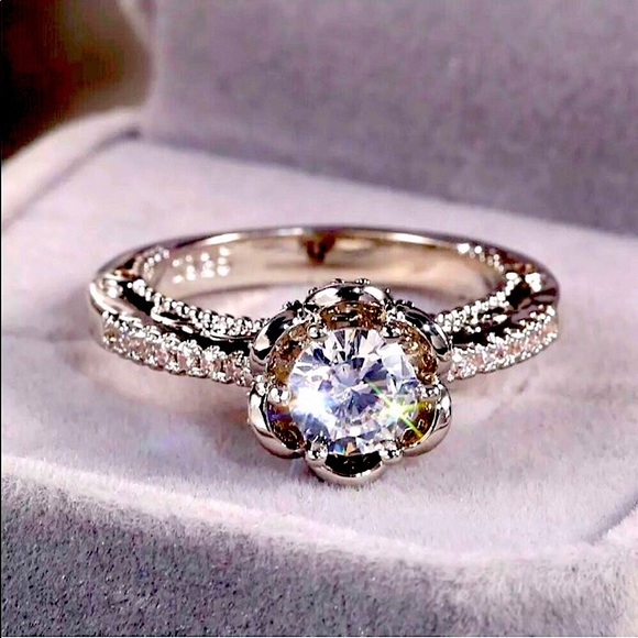 - 🌸 White Sapphire Round Cut Gorgeous .925 setting - Picture 3 of 4